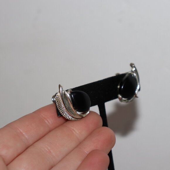 Vintage silver and black feather screw back earrings 1" - Picture 3 of 5